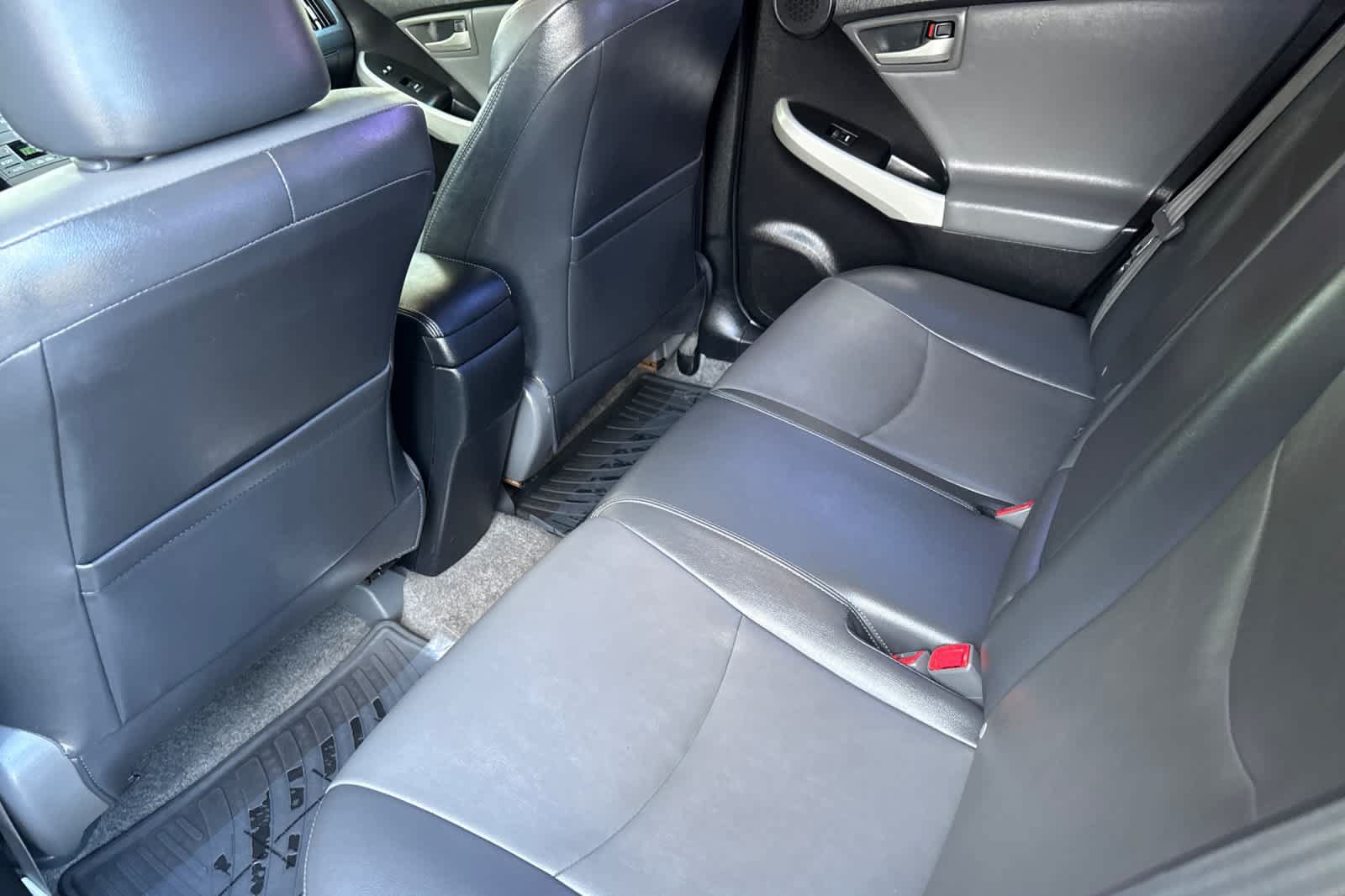 Used 2015 Toyota Prius Five FWD image 4