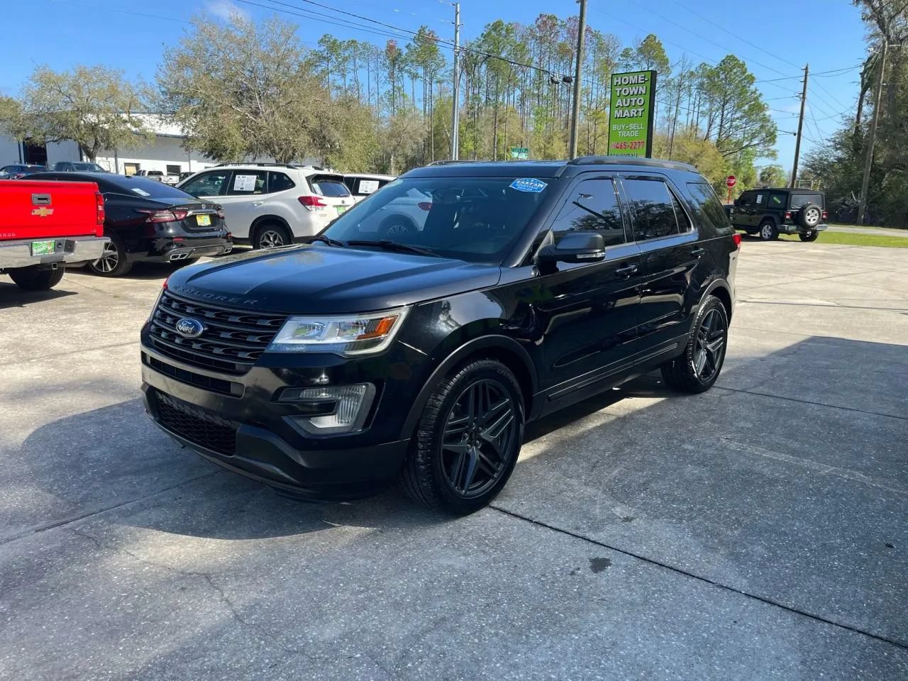 Used 2017 Ford Explorer XLT w/ Equipment Group 202A FWD image 3