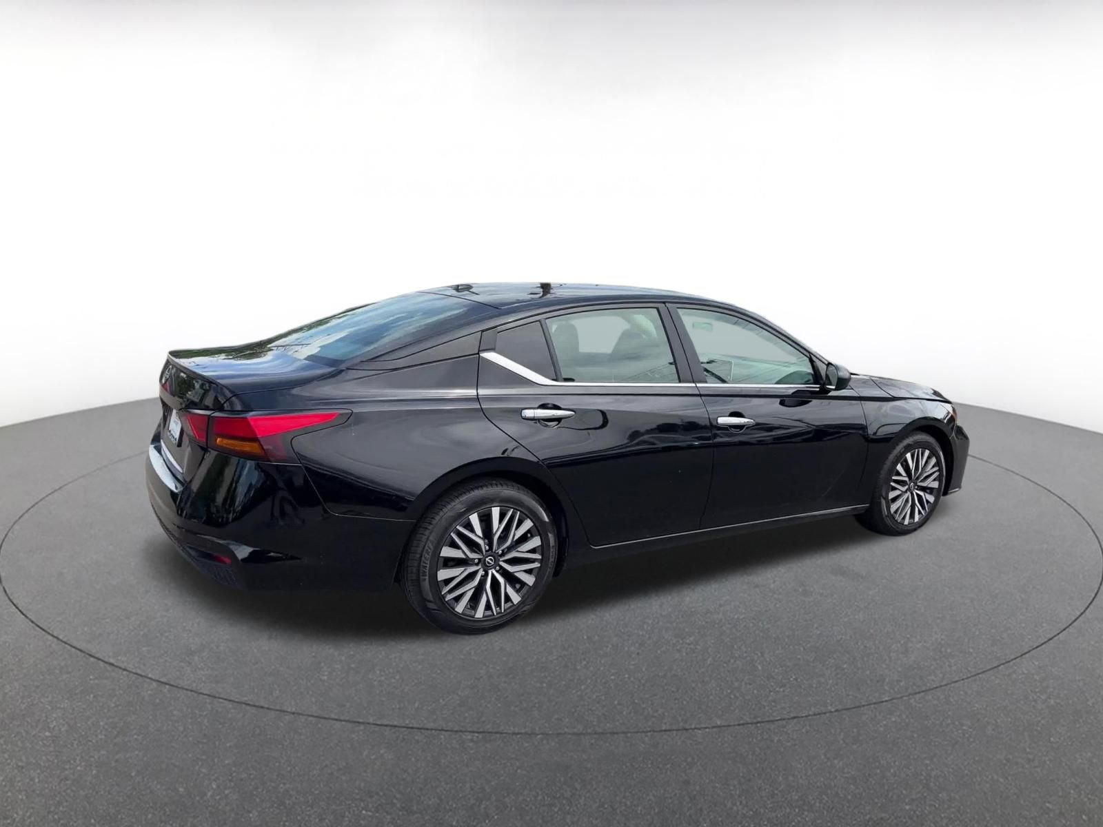 Used 2025 Nissan Altima 2.5 SV FWD image 15