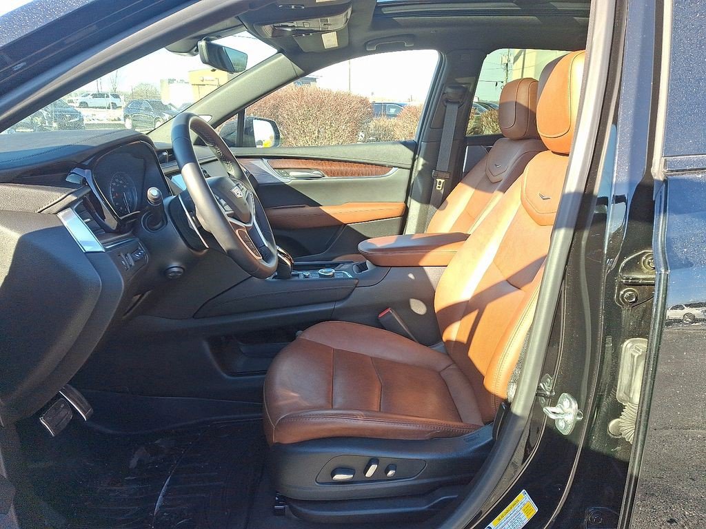 Certified 2025 Cadillac XT5 Sportv w/ Technology Package image 16