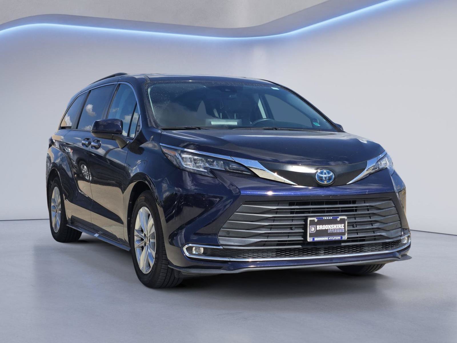 Used 2022 Toyota Sienna XLE w/ XLE Plus Package AWD/4WD image 3