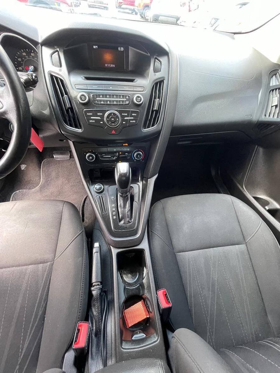 Used 2016 Ford Focus SE w/ SE Sport Package FWD image 4
