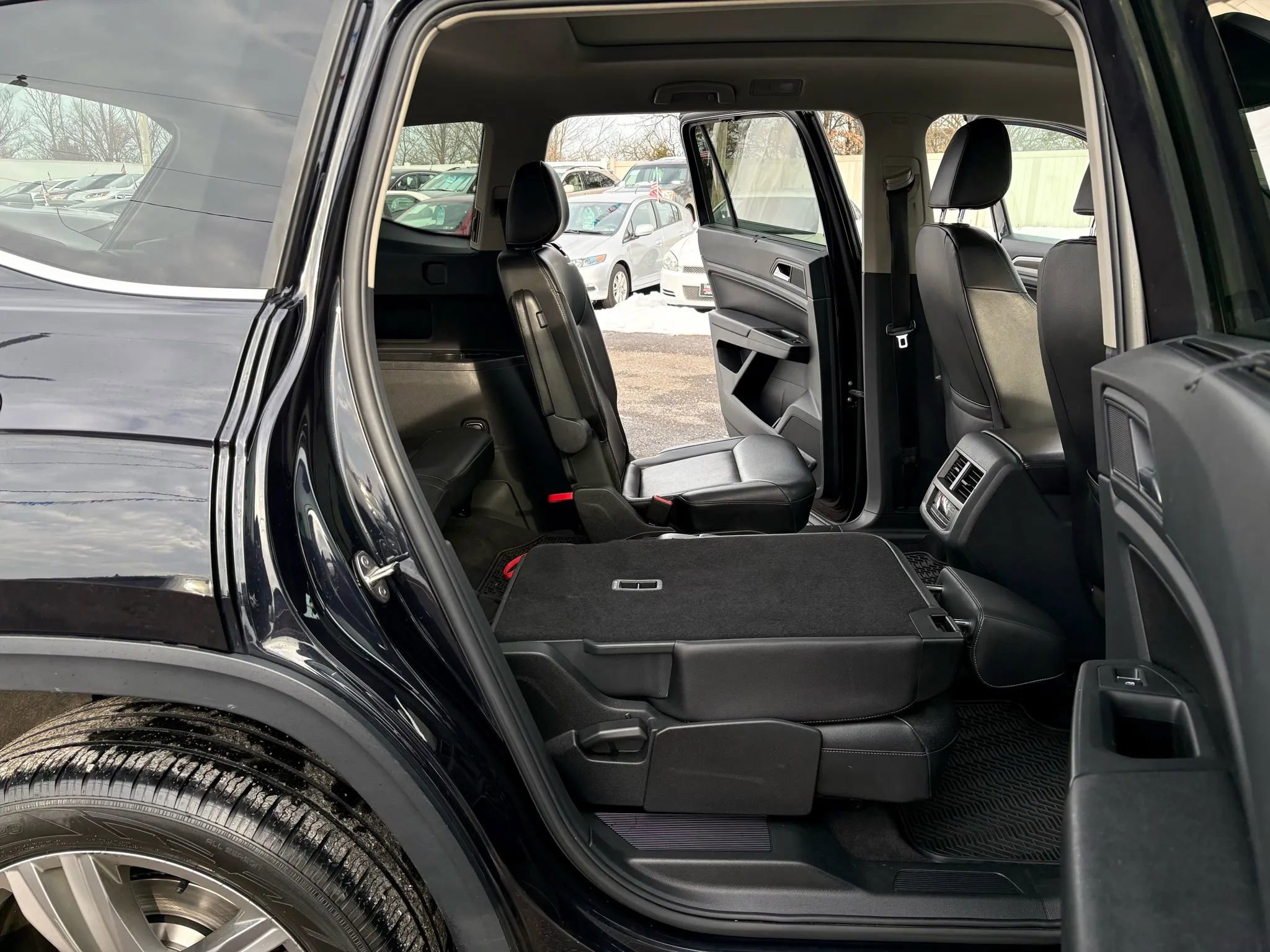 Used 2018 Volkswagen Atlas SEL w/ R-Line Package image 36