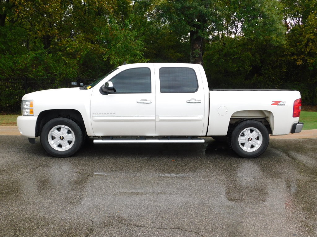 Used 2011 Chevrolet Silverado 1500 LT w/ All-Star Edition AWD/4WD image 2