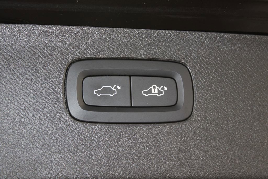 Used 2024 Volvo XC90 T8 Plus w/ Protection Package Premier AWD/4WD image 17