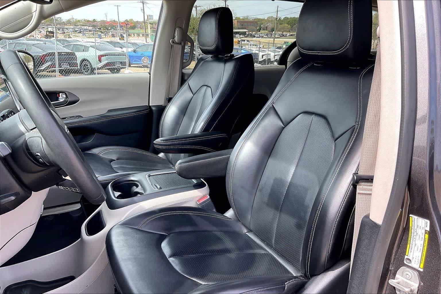Used 2023 Chrysler Pacifica Touring-L image 11