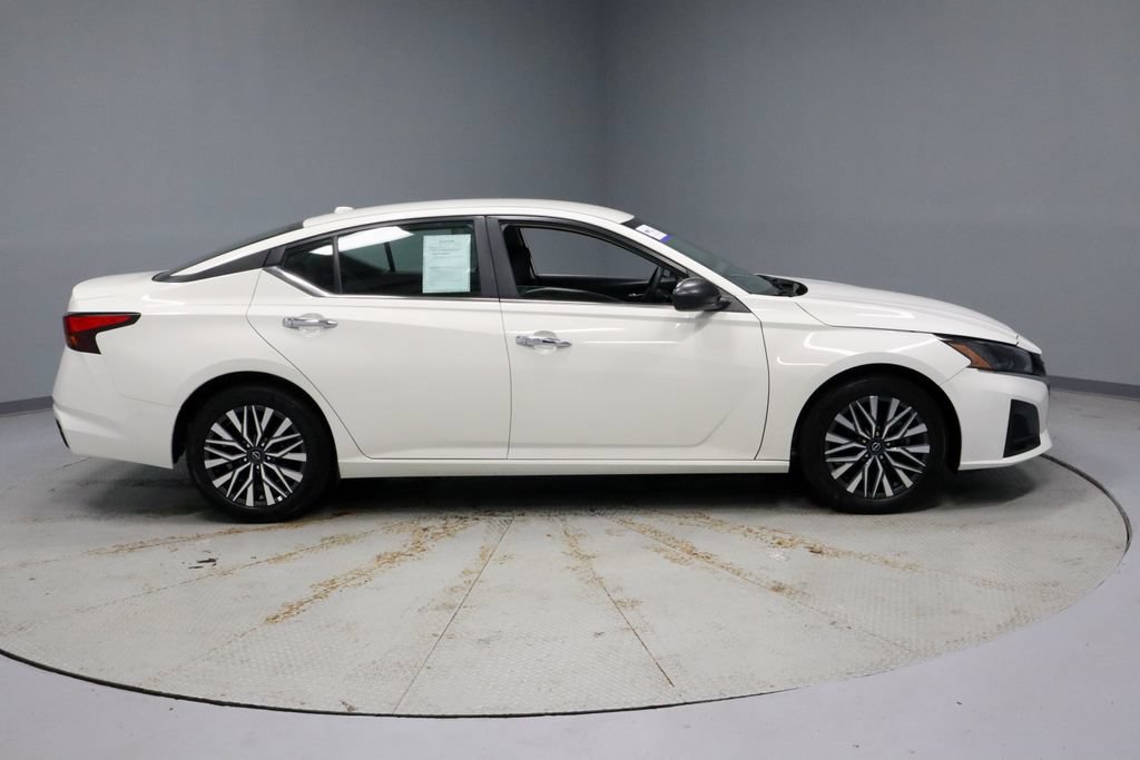 Certified 2025 Nissan Altima 2.5 SV FWD image 5