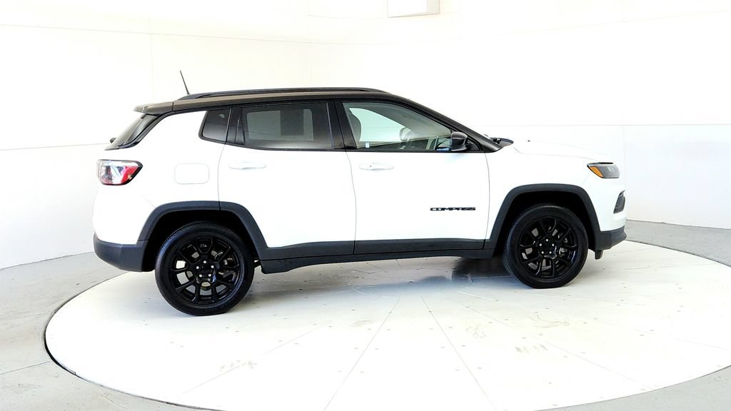 Used 2023 Jeep Compass Latitude w/ Sun and Sound Group AWD/4WD image 6