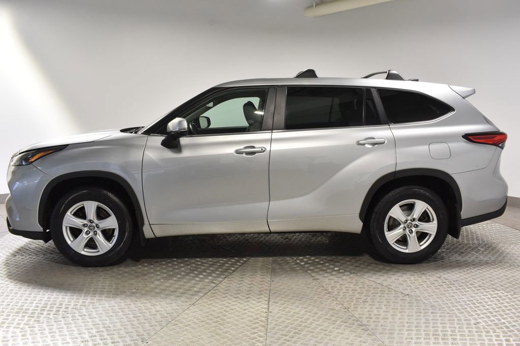 Used 2023 Toyota Highlander XLE image 2