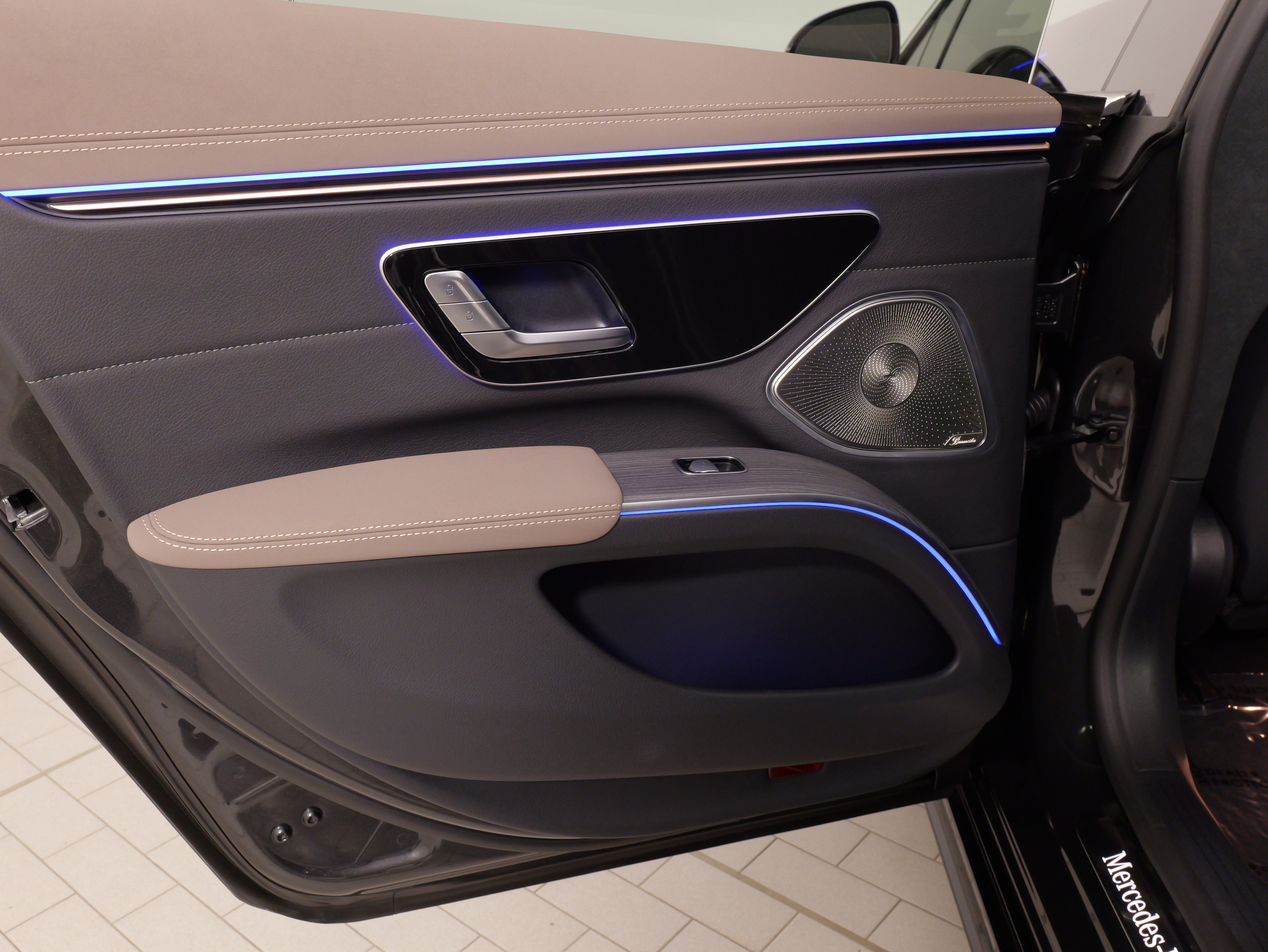 Used 2023 Mercedes-Benz EQS 580 4MATIC Sedan image 36