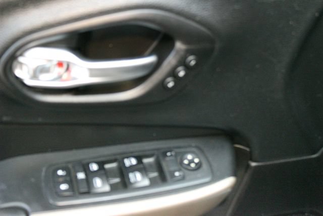 Used 2017 Jeep Cherokee Limited w/ Luxury Group AWD/4WD image 18