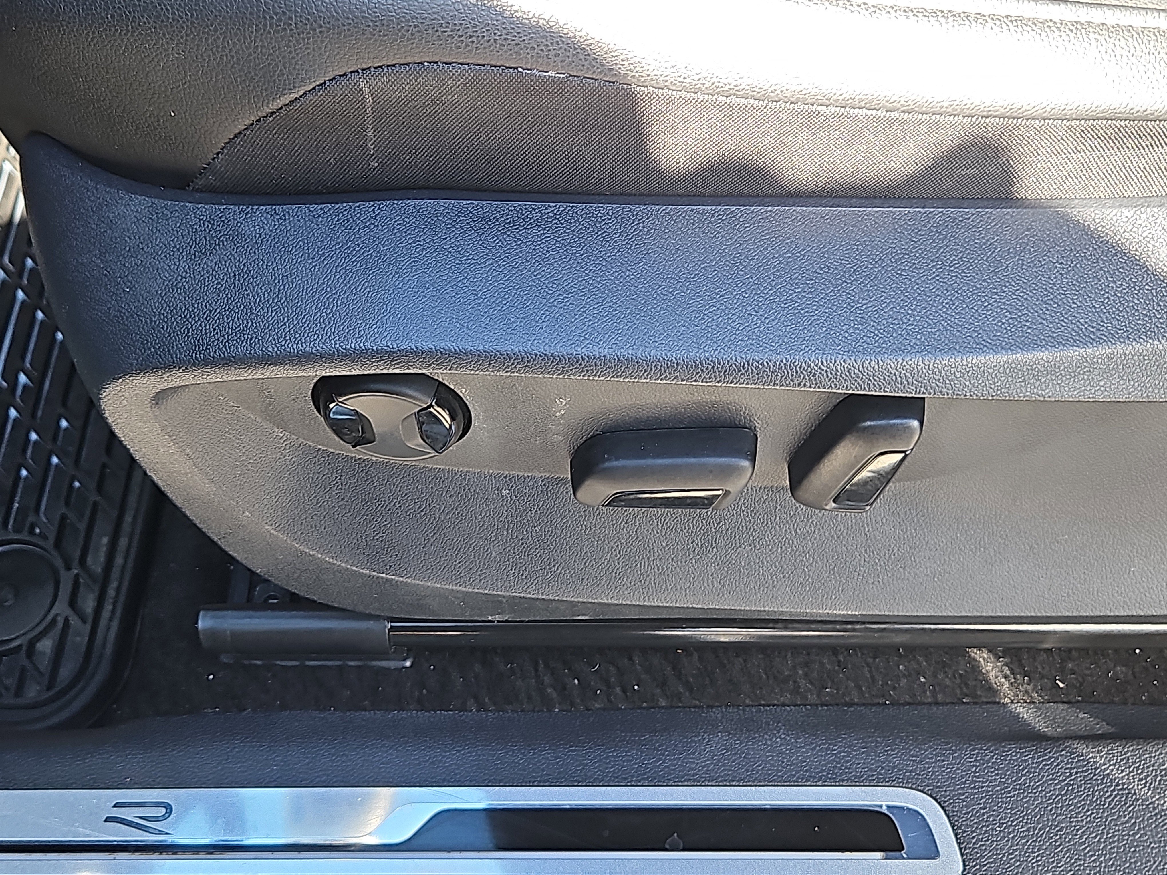 Certified 2024 Volkswagen Tiguan SE R-Line AWD/4WD image 17
