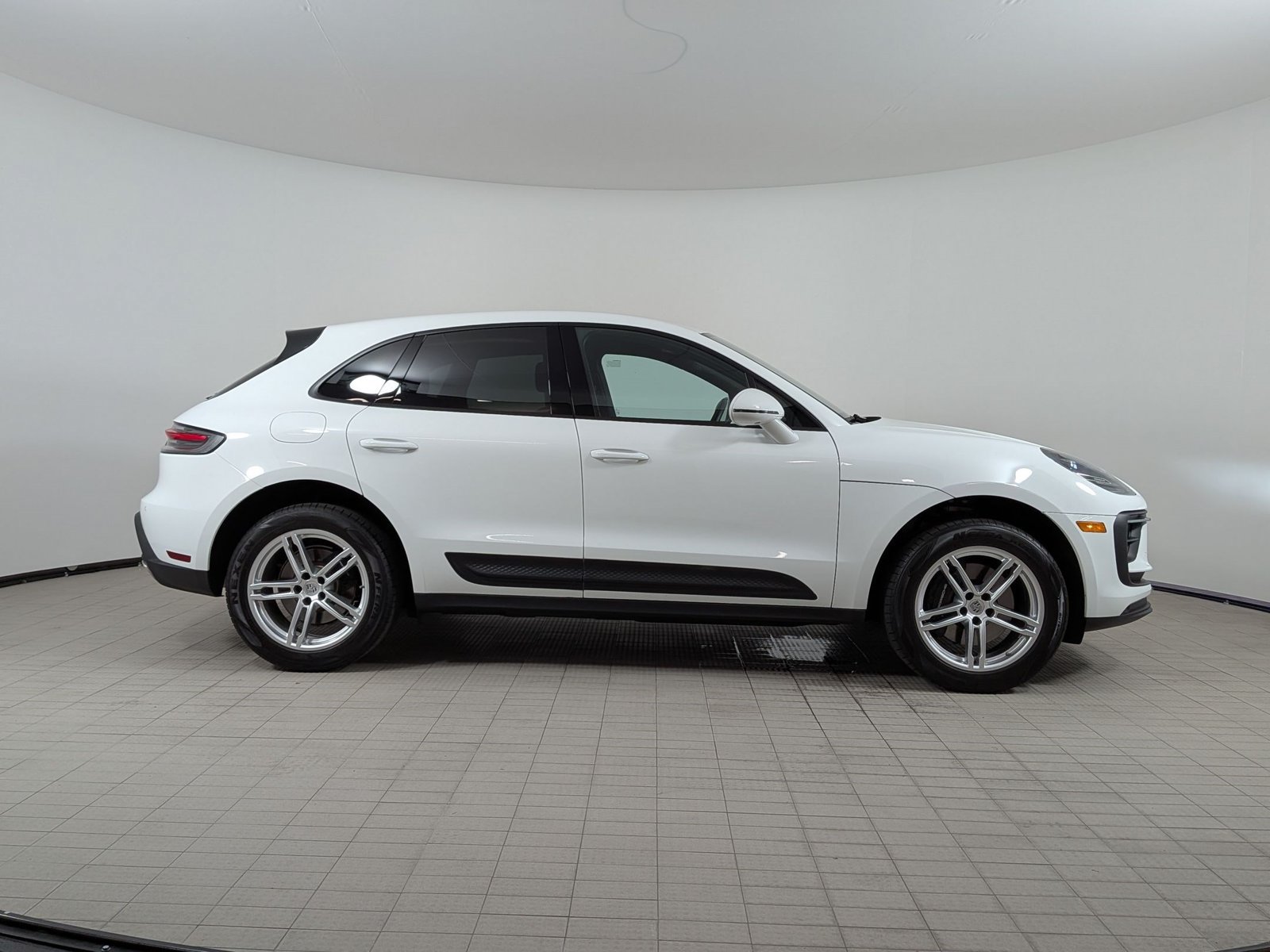 Used 2025 Porsche Macan Turbo AWD/4WD image 7