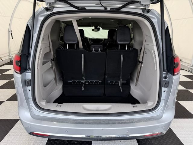Used 2024 Chrysler Pacifica Touring-L AWD/4WD image 4