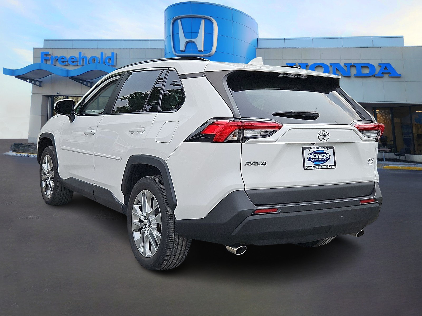 Used 2020 Toyota RAV4 XLE Premium AWD/4WD image 5
