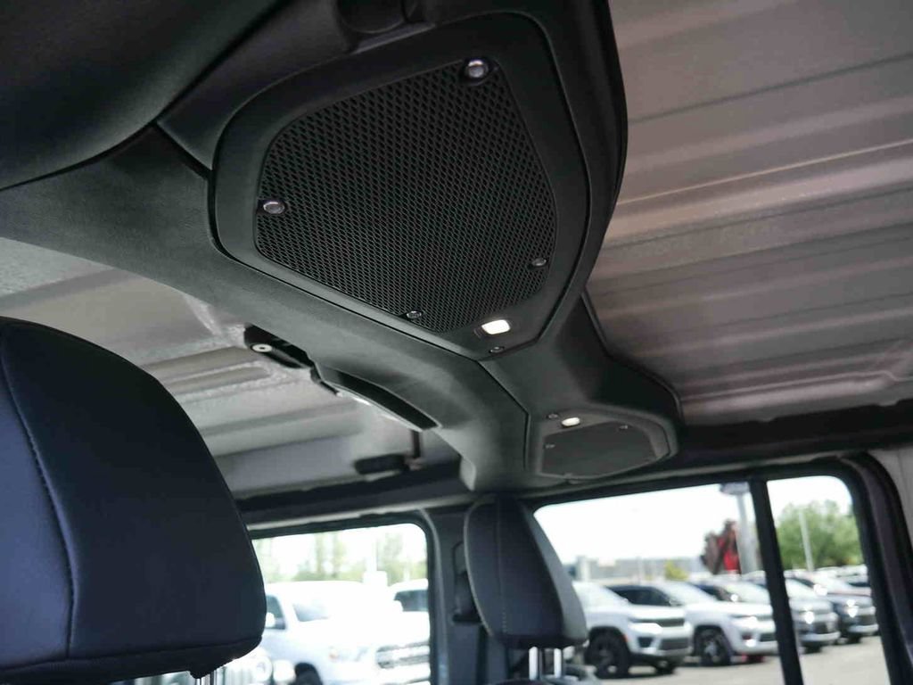 Used 2025 Jeep Wrangler Unlimited Rubicon AWD/4WD image 19