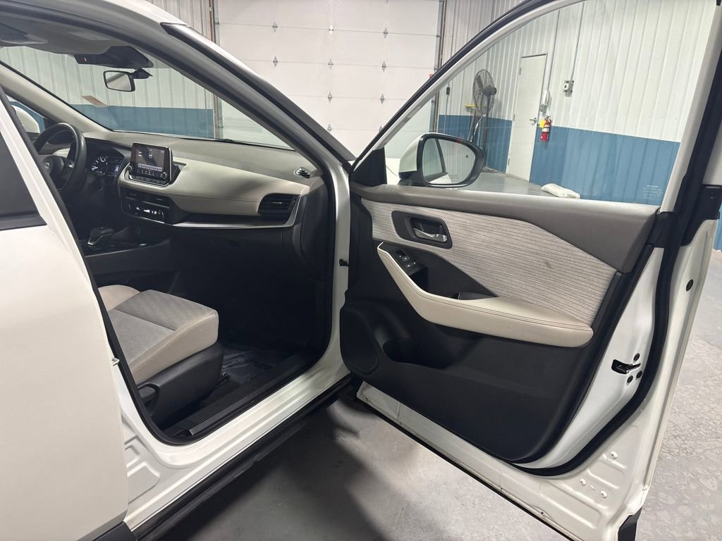 Used 2023 Nissan Rogue SV image 43