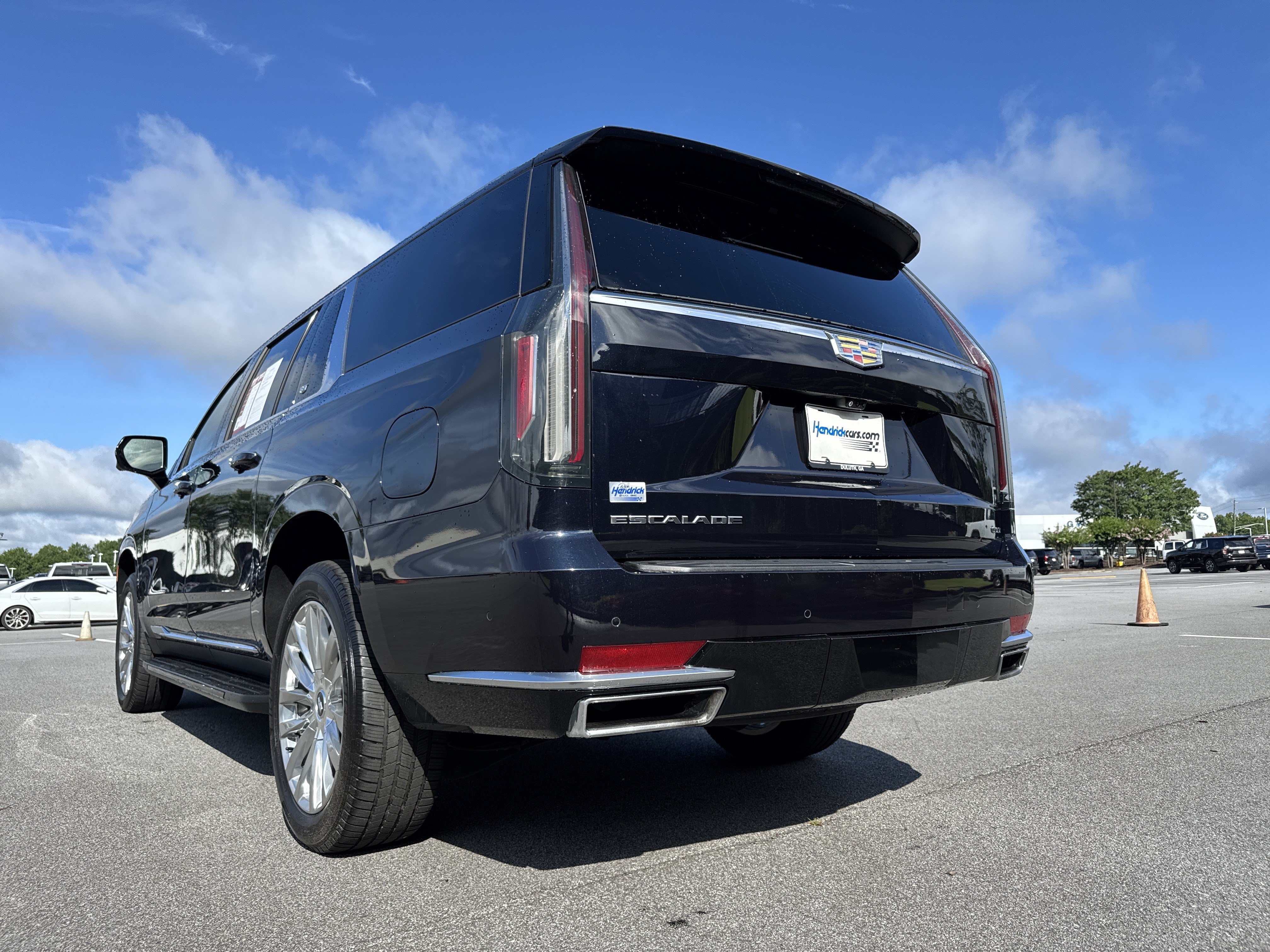 Used 2022 Cadillac Escalade ESV Premium Luxury w/ Performance Package AWD/4WD image 7