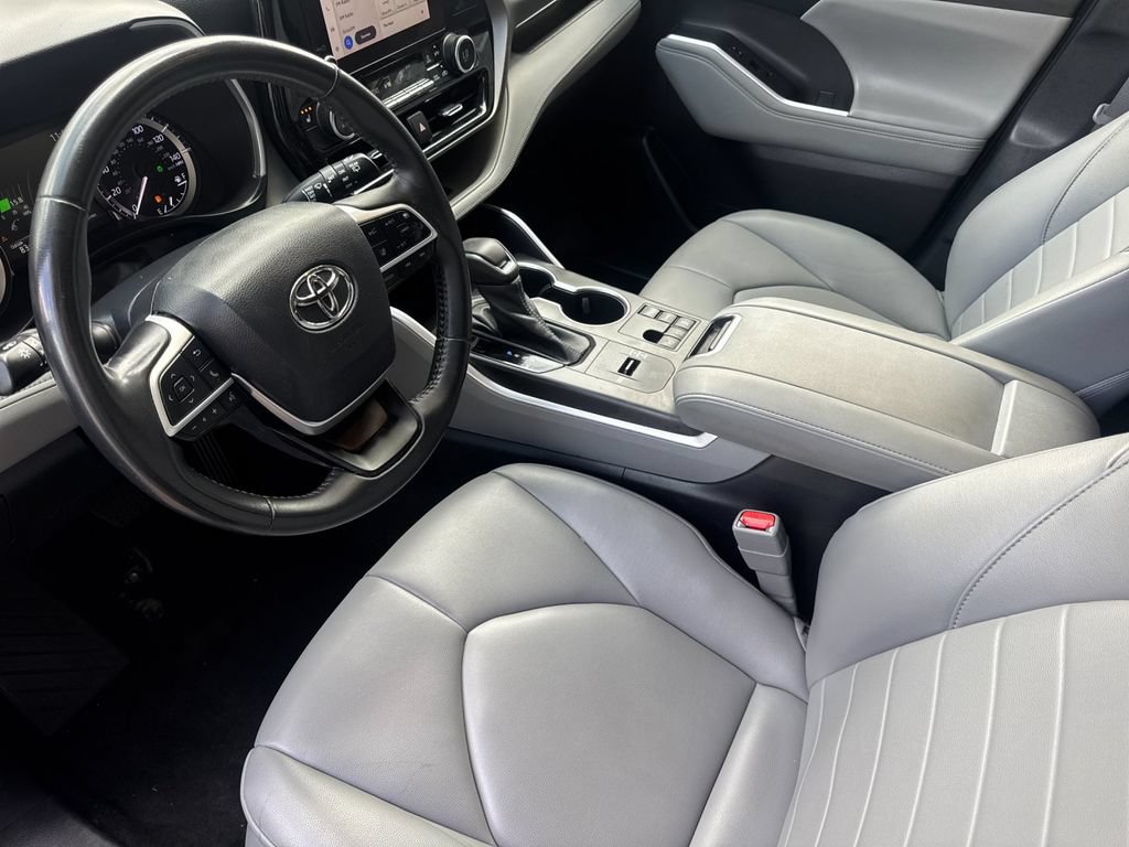 Used 2023 Toyota Highlander XLE FWD image 9