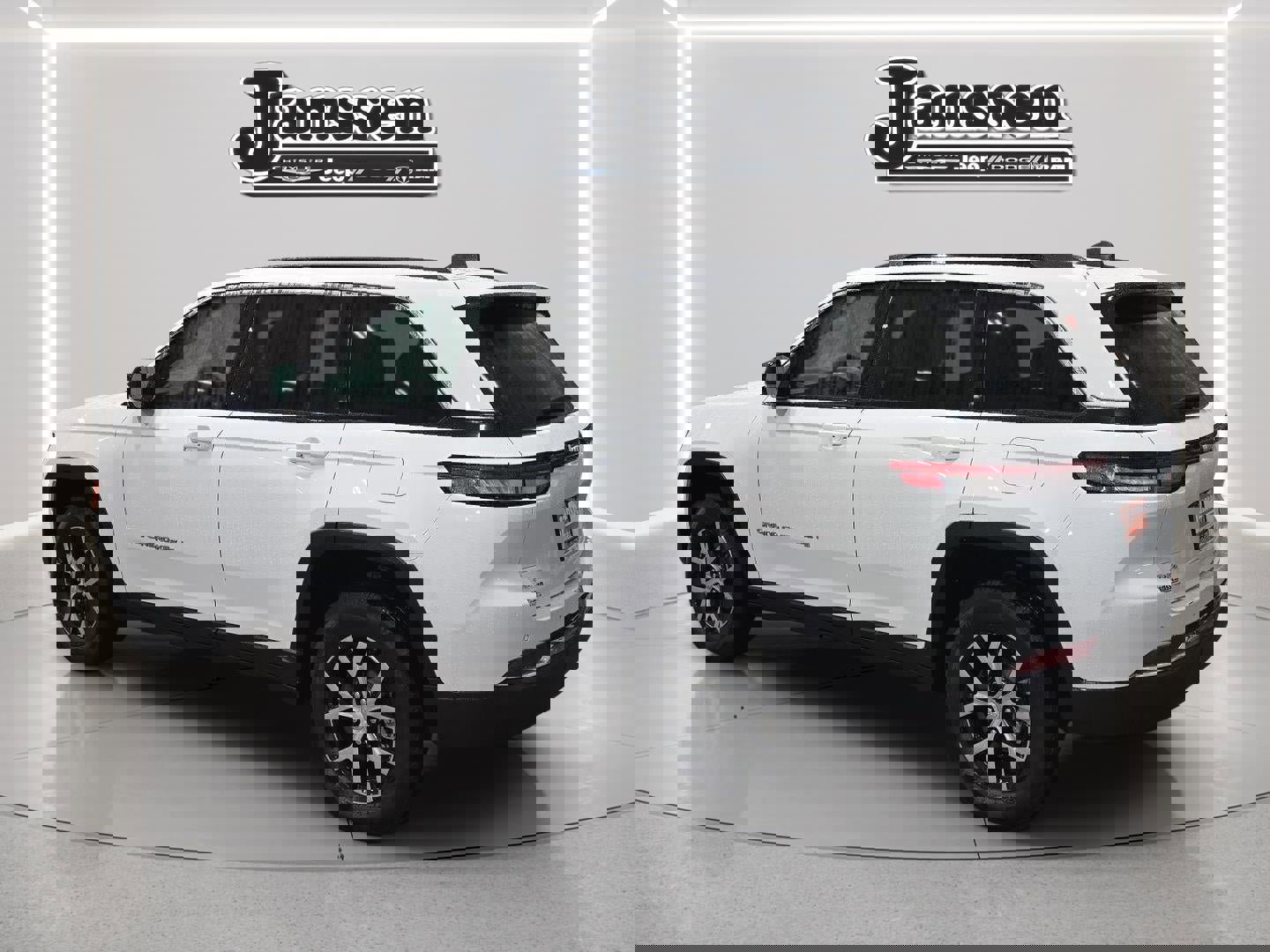 Used 2024 Jeep Grand Cherokee Limited image 3