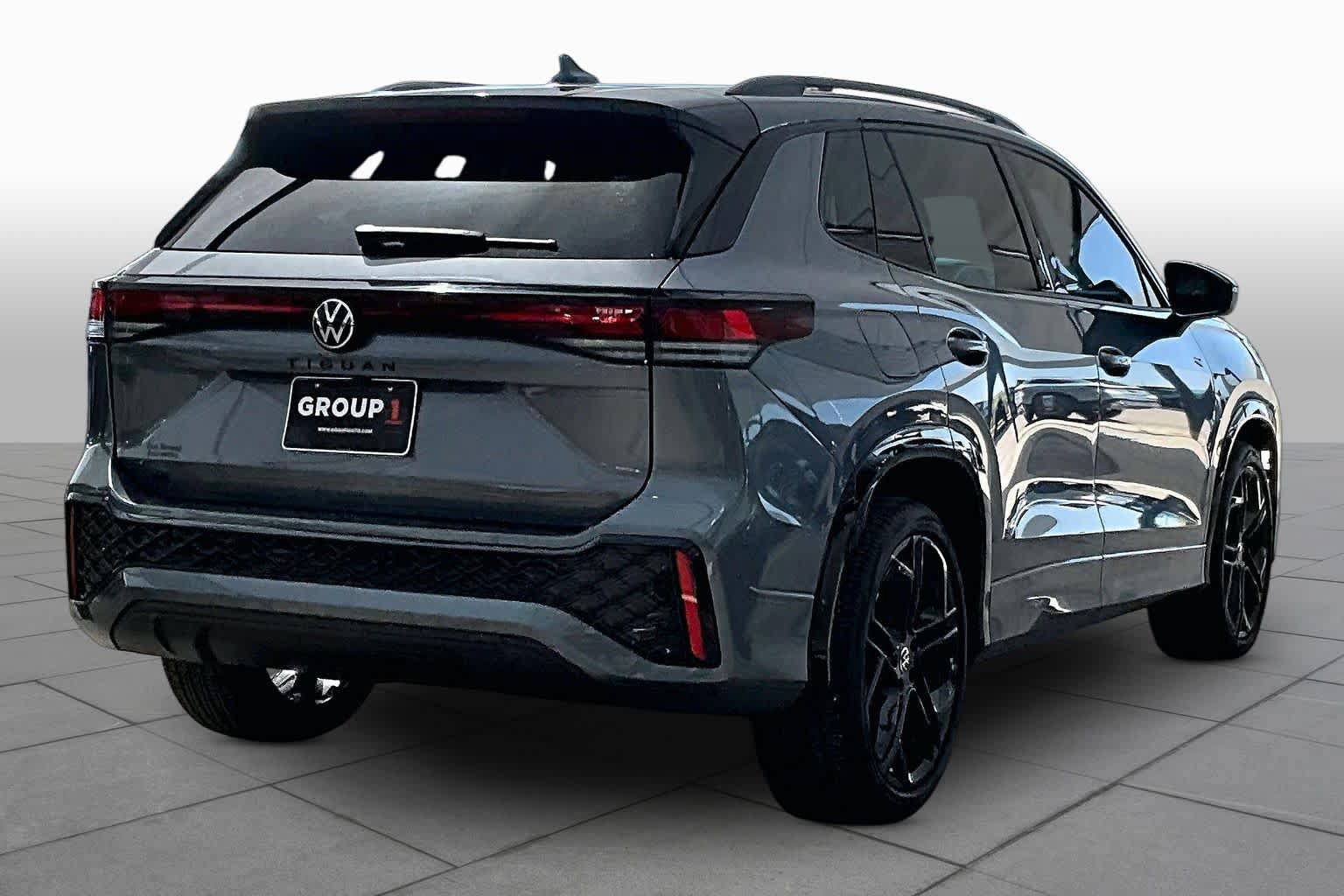 Used 2025 Volkswagen Tiguan SE R-Line FWD image 24