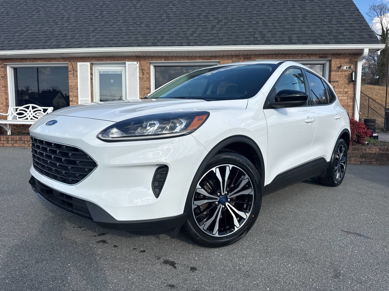 Used 2022 Ford Escape SE w/ SE Sport Appearance Package image 35