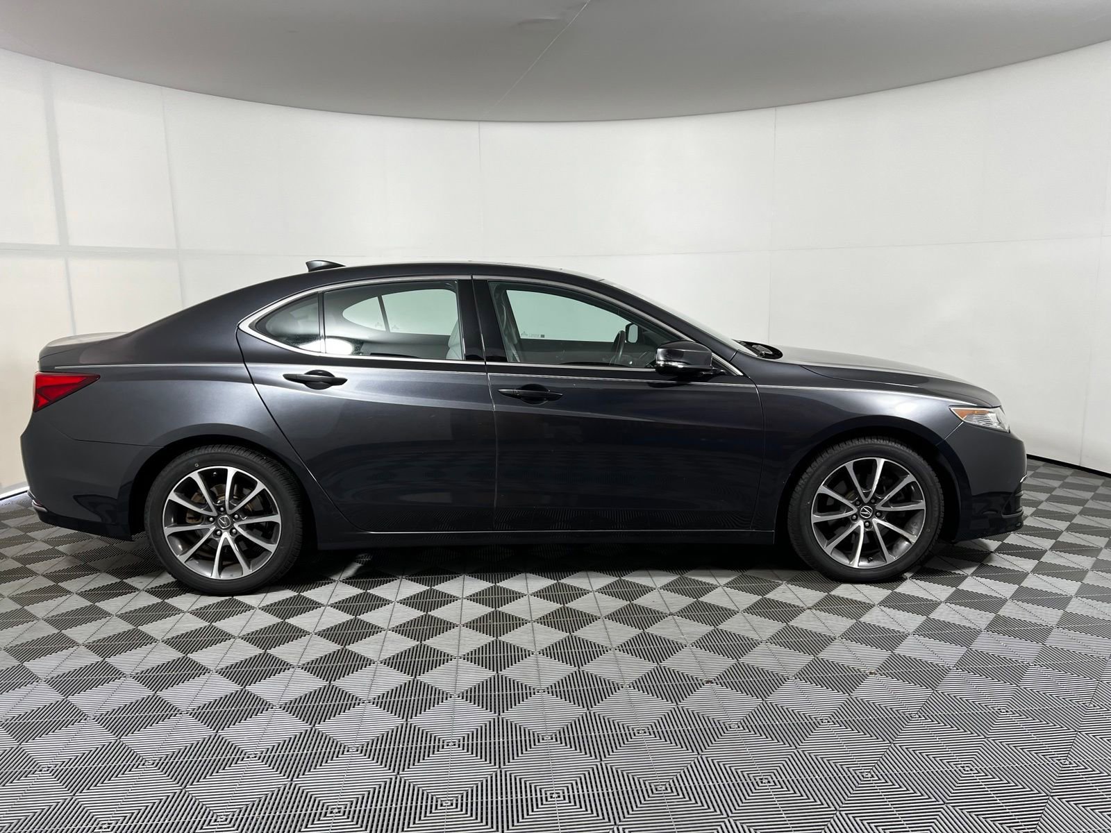 Used 2015 Acura TLX V6 w/ Technology Package FWD image 4