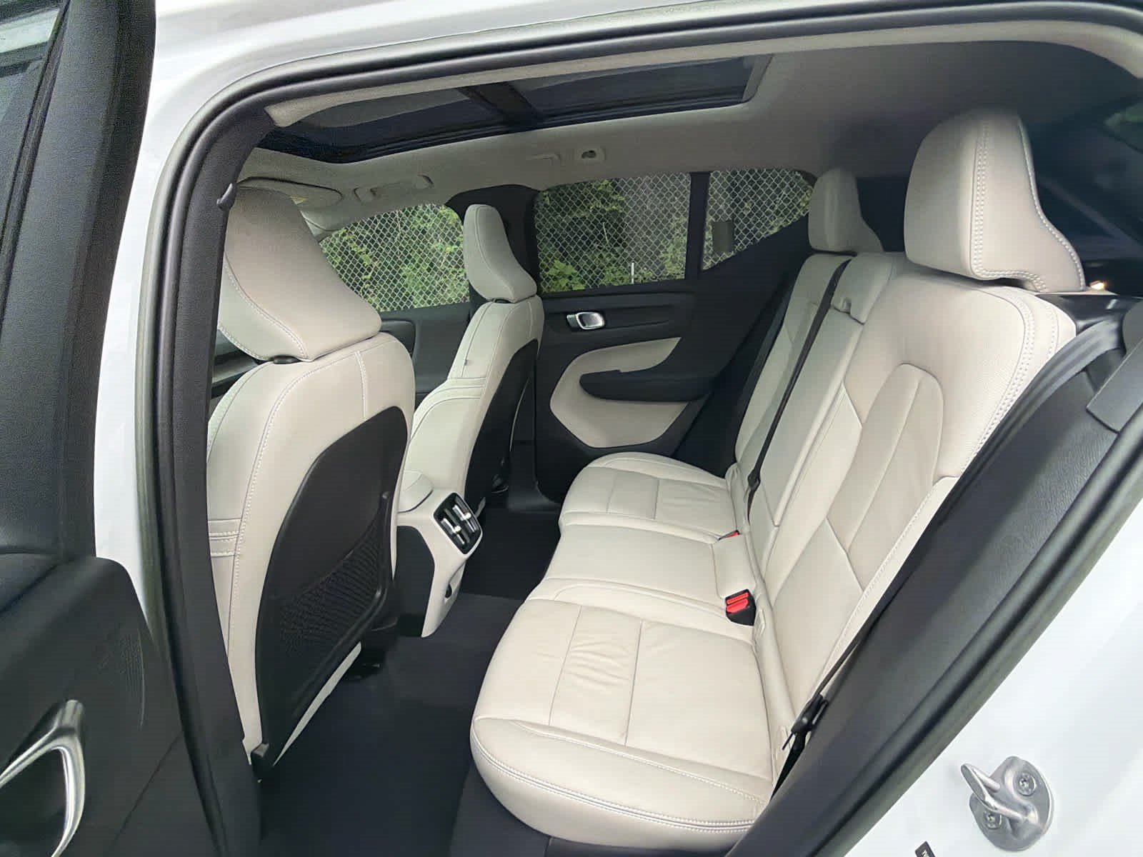 Used 2024 Volvo XC40 B5 Plus AWD/4WD image 24