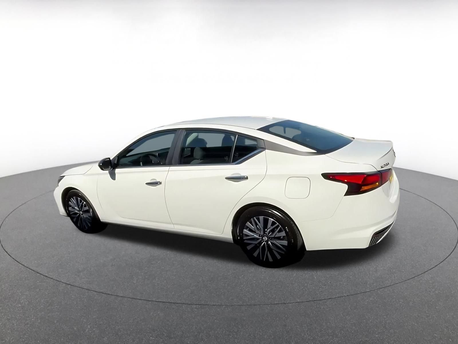 Used 2025 Nissan Altima 2.5 SV FWD image 9