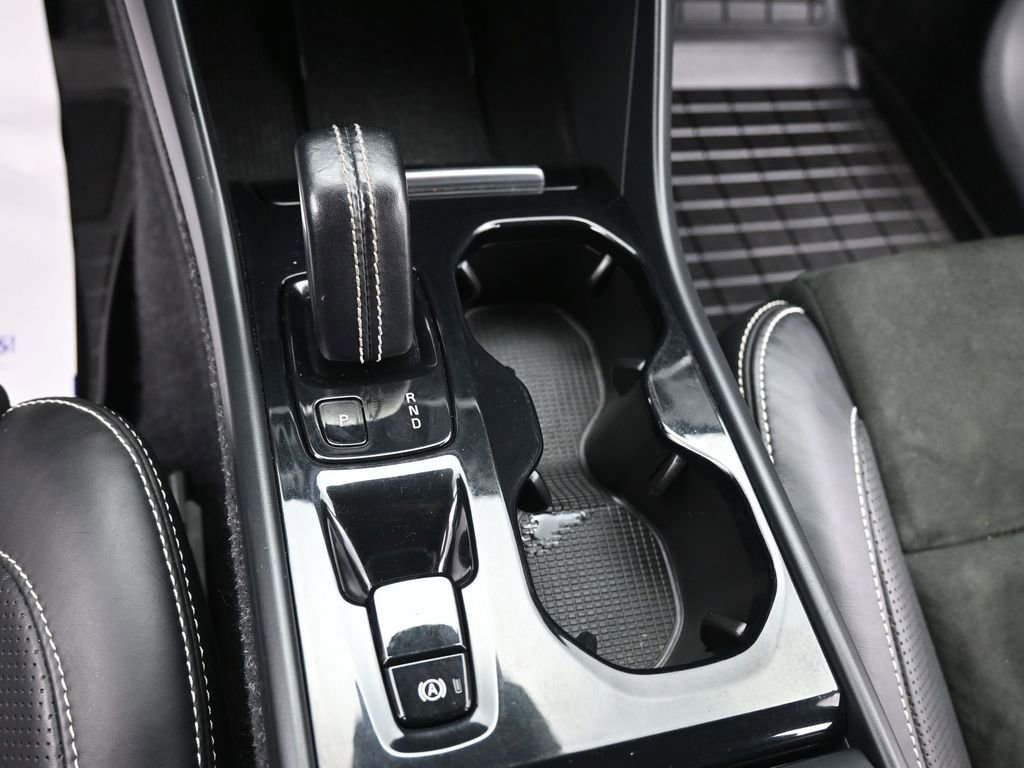 Used 2020 Volvo XC40 T4 R-Design image 12