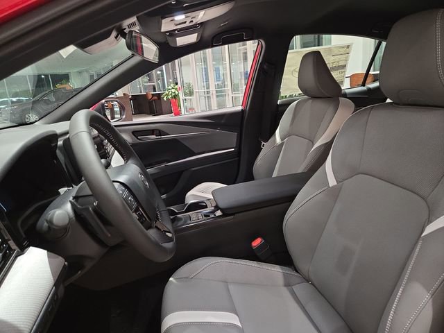 Used 2025 Toyota Camry SE image 14