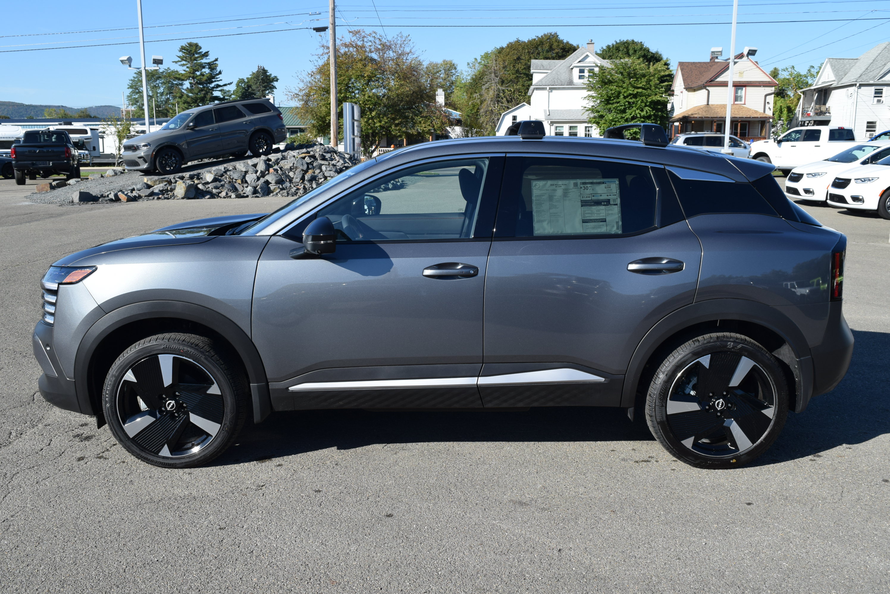 Used 2026 Nissan Kicks SR w/ Cold Weather Package AWD/4WD image 1