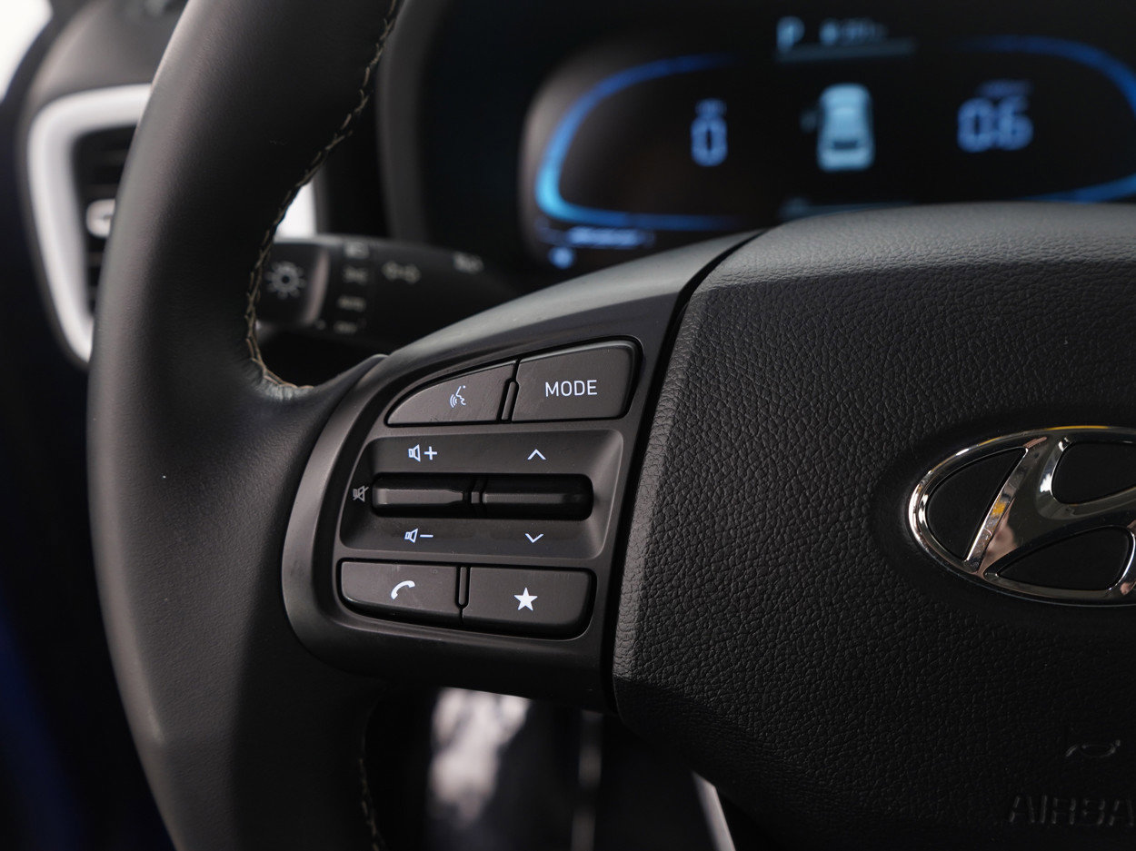 Used 2023 Hyundai Venue Limited image 25