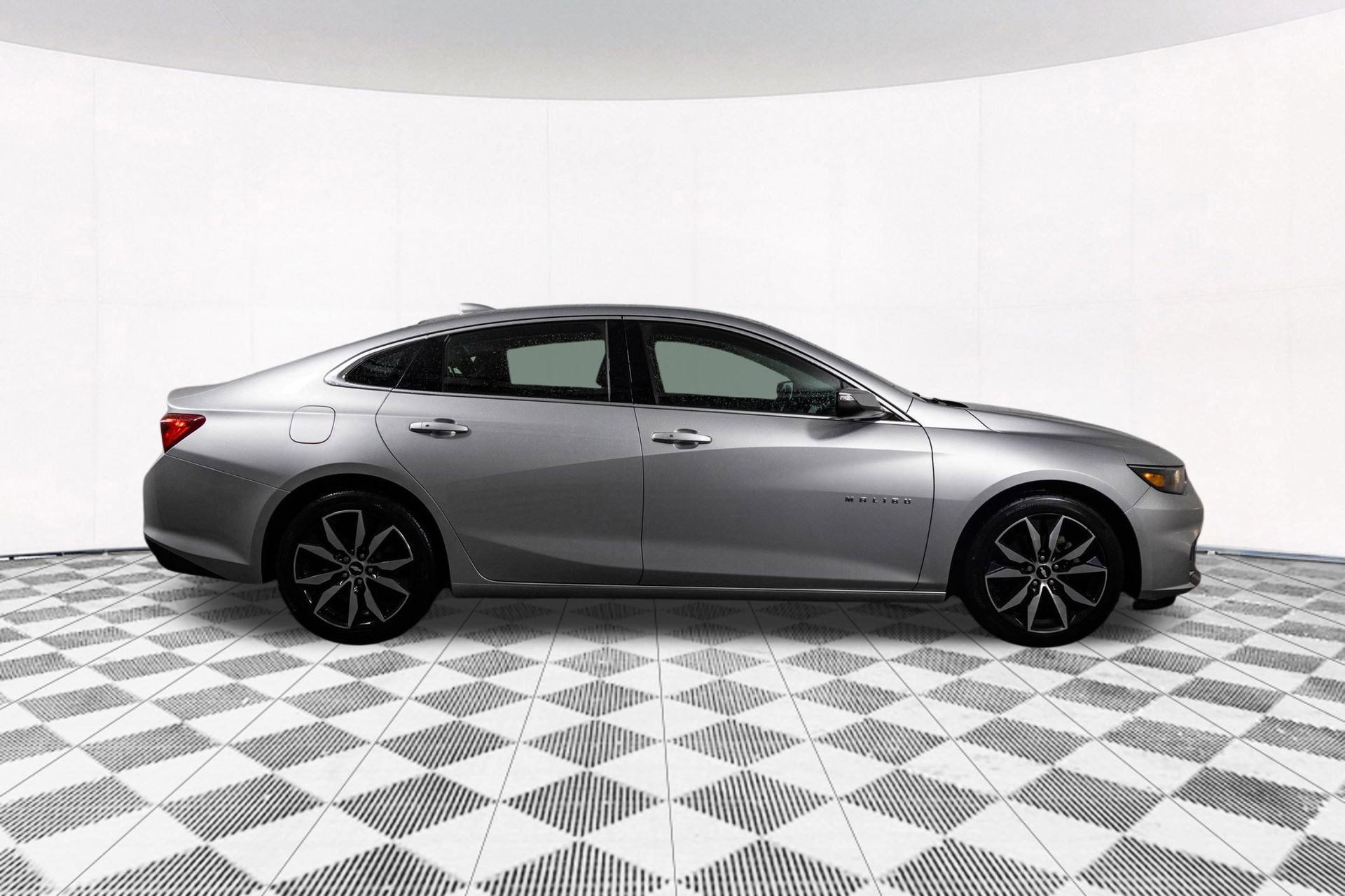 Used 2018 Chevrolet Malibu LT image 17