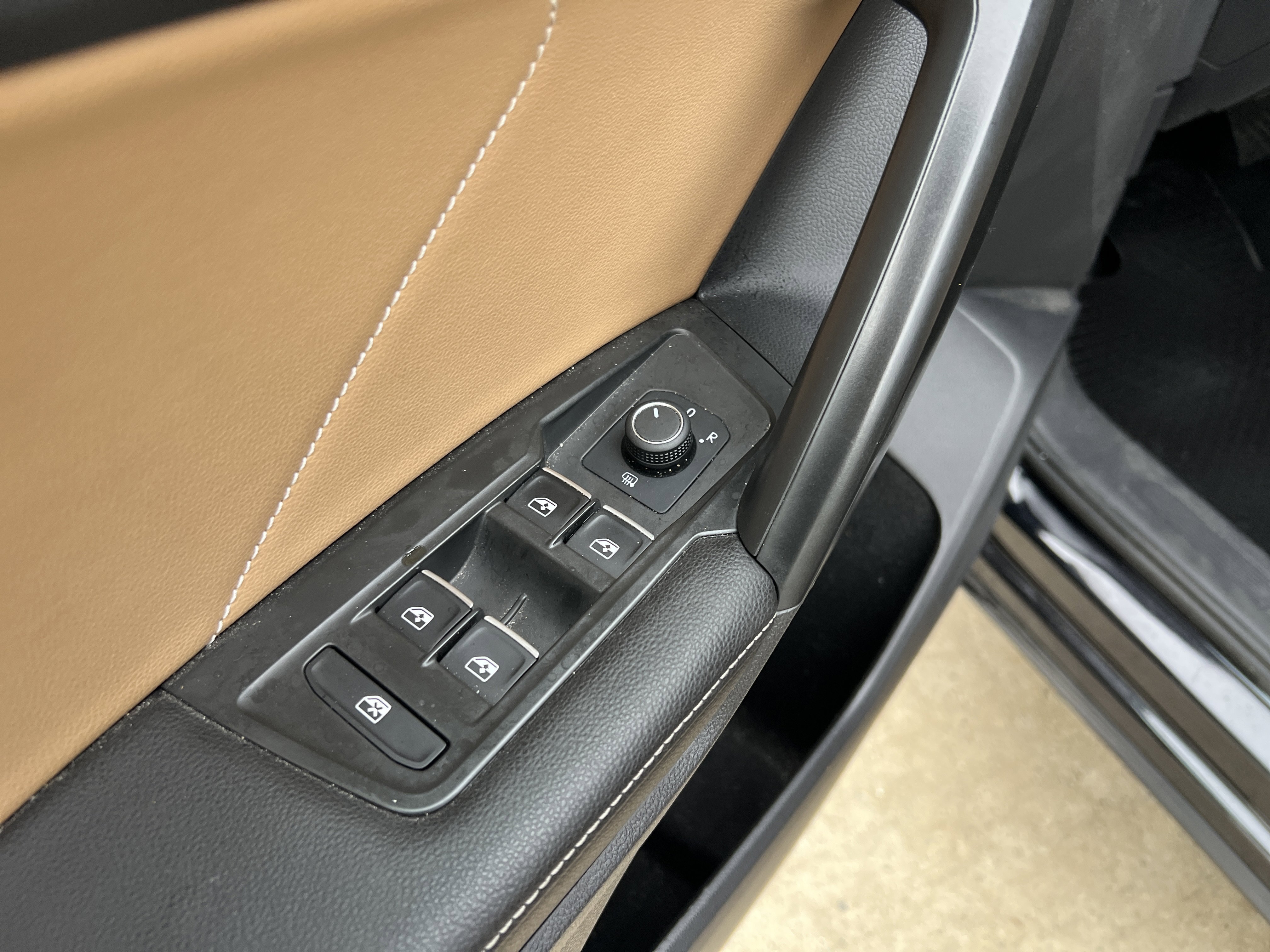 Used 2023 Volkswagen Tiguan SE w/ Panoramic Sunroof Package FWD image 14
