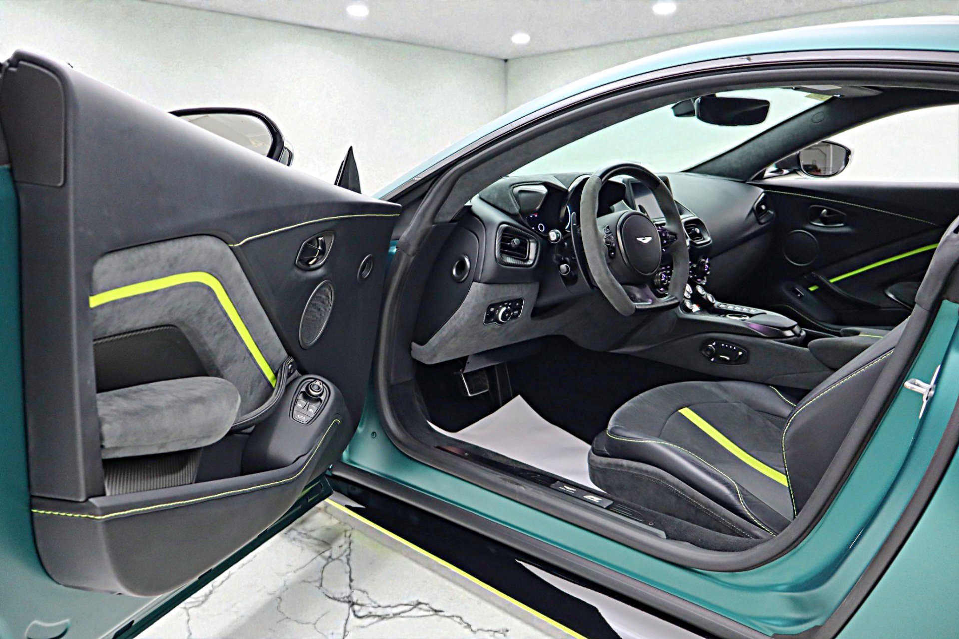 Used 2023 Aston Martin V8 Vantage Coupe image 46