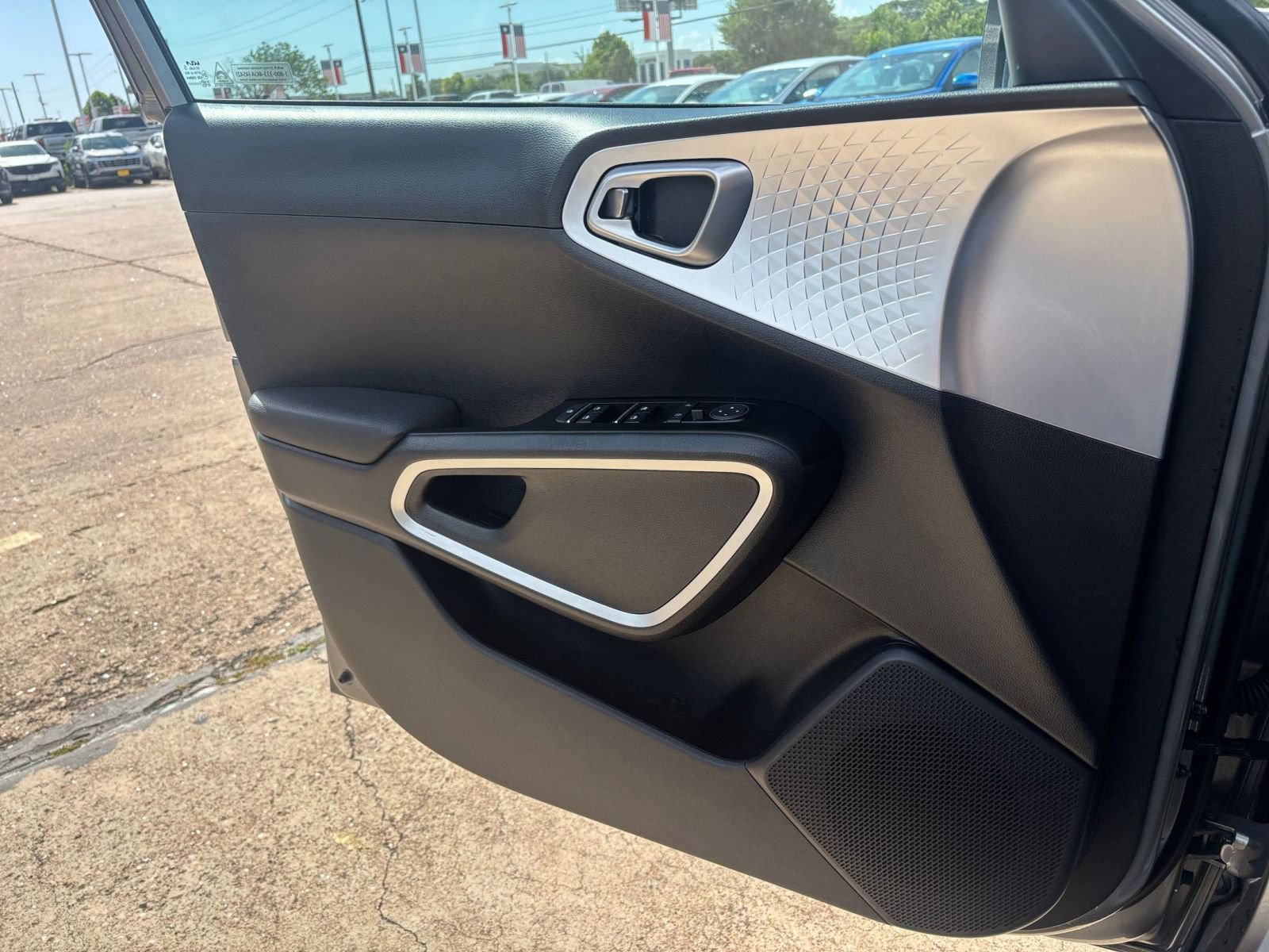 Used 2025 Kia Soul LX w/ LX Technology Package FWD image 18