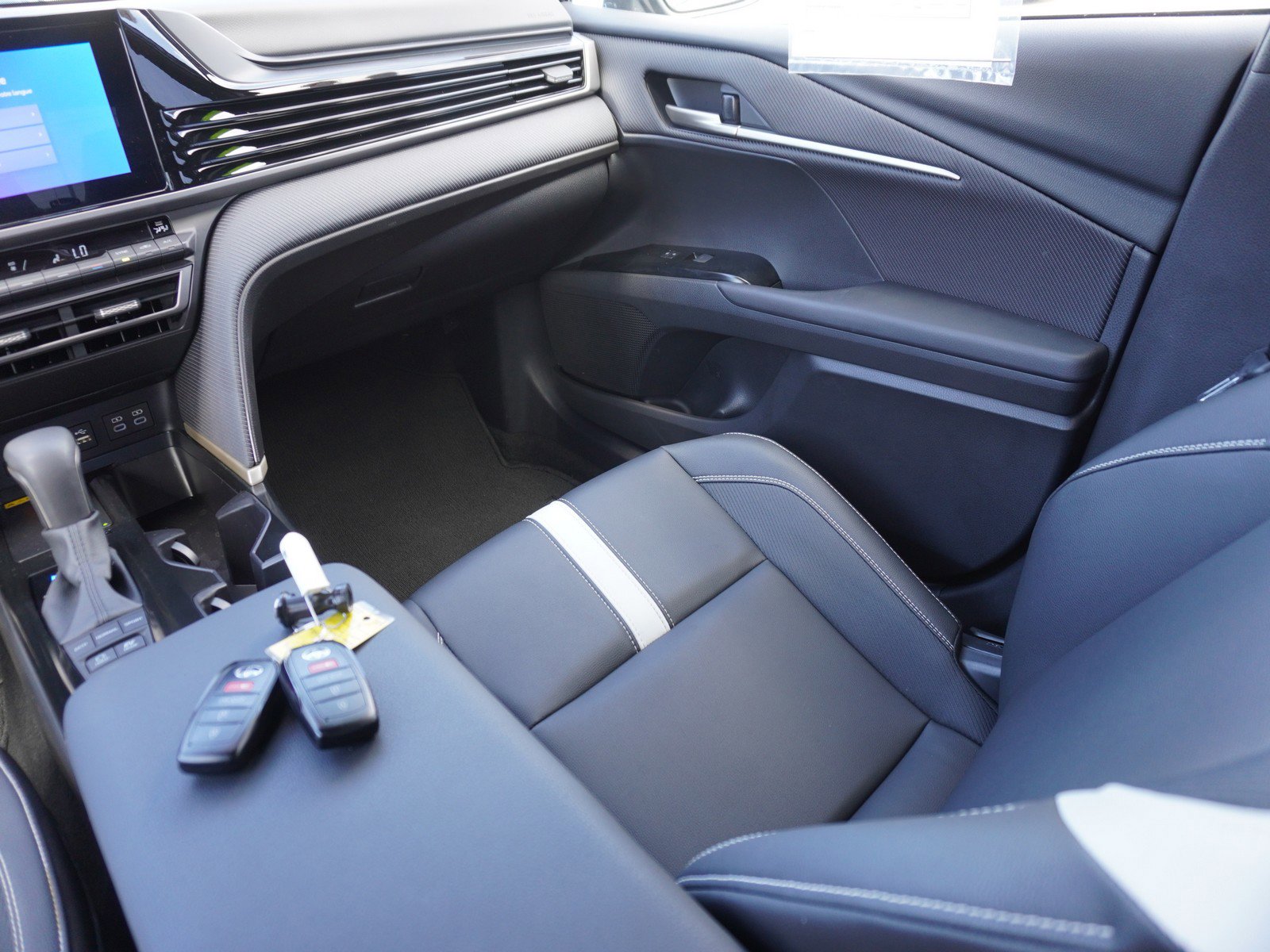 Used 2025 Toyota Camry SE w/ Convenience Package FWD image 16