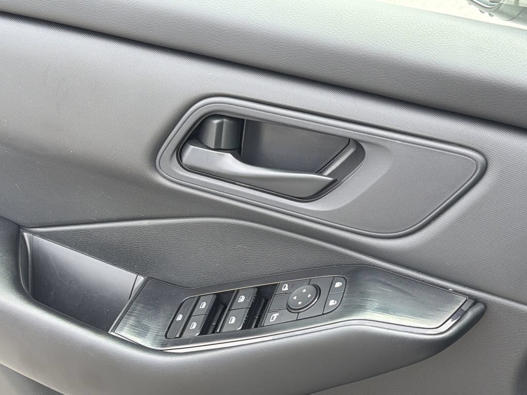 Used 2024 Nissan Rogue S AWD/4WD image 16