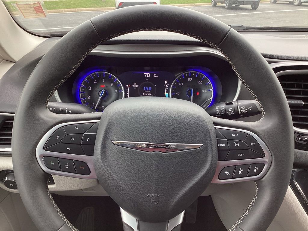 Used 2023 Chrysler Pacifica Touring-L image 32