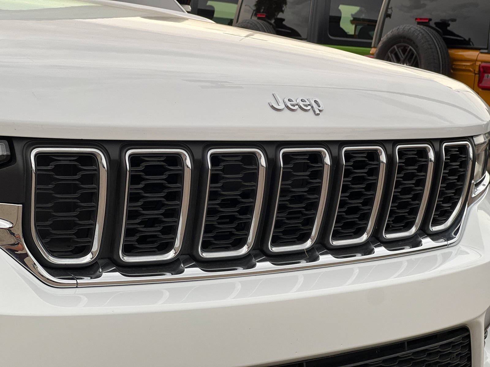 Used 2023 Jeep Grand Cherokee Laredo AWD/4WD image 38
