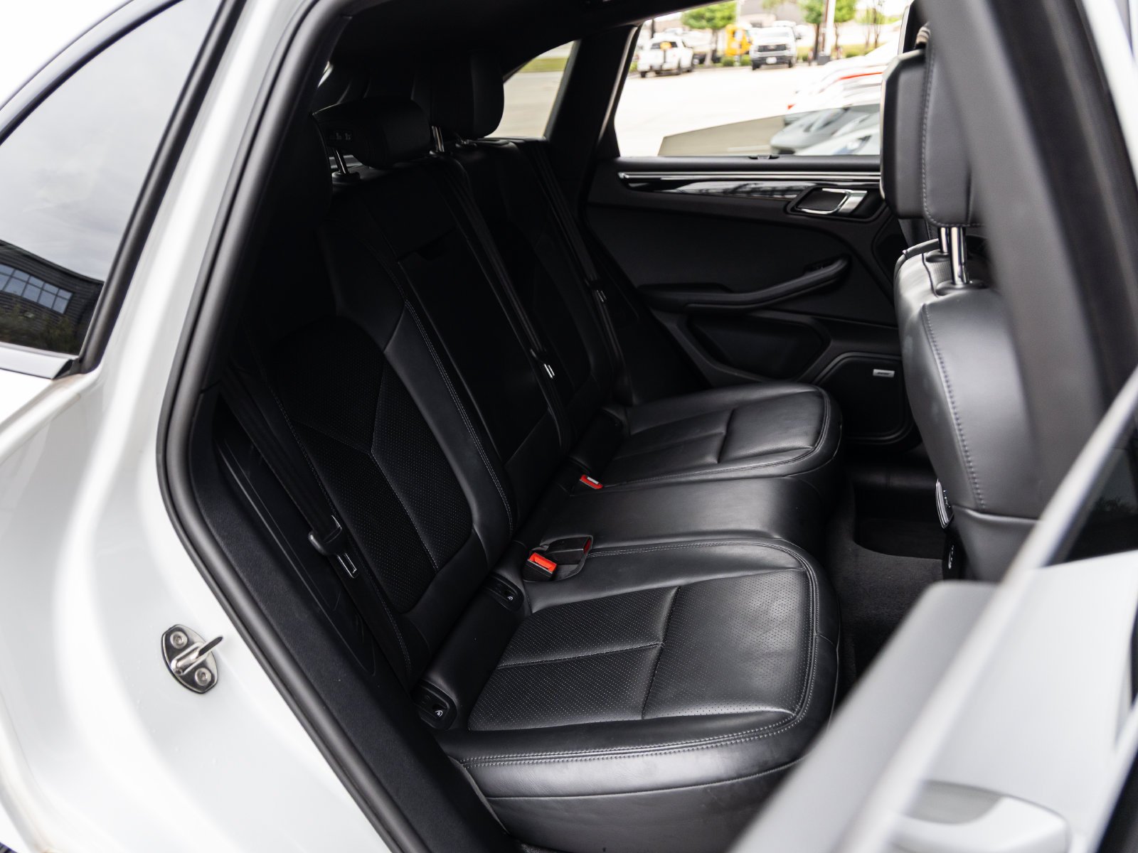 Certified 2022 Porsche Macan S AWD/4WD image 35