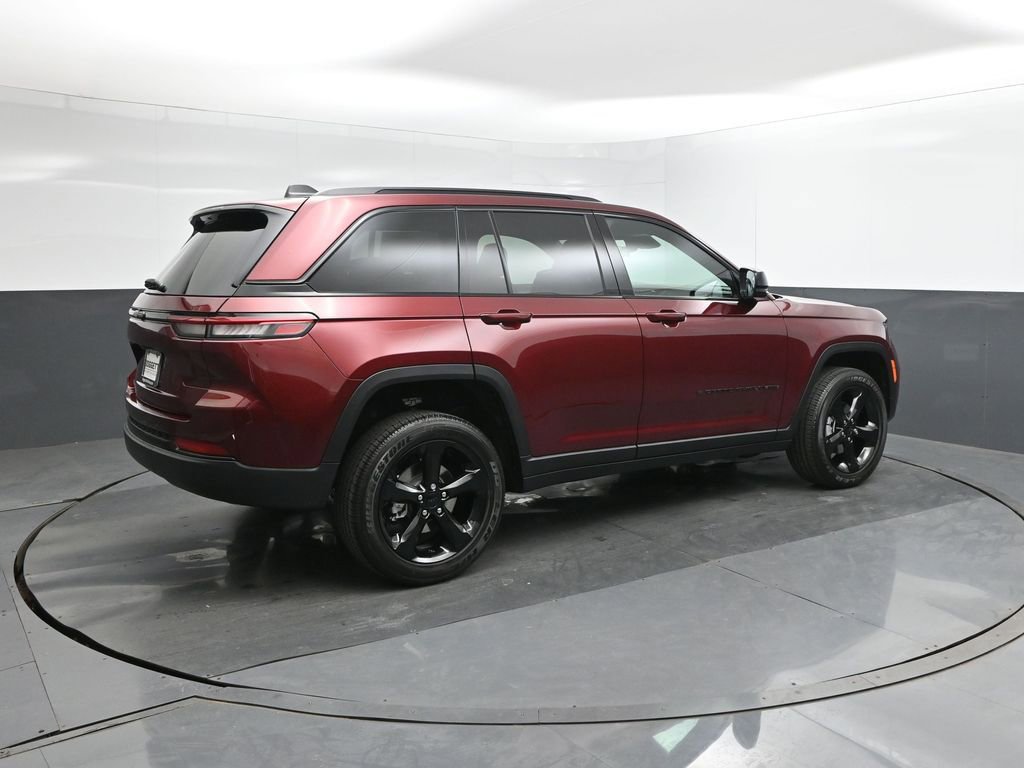 New 2025 Jeep Grand Cherokee Laredo image 11