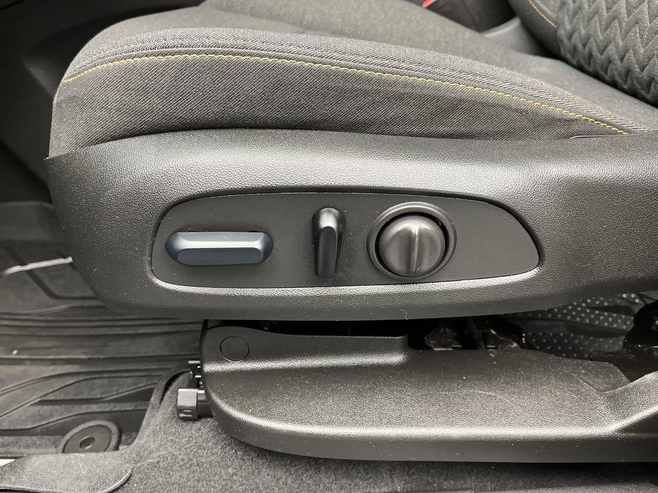 Used 2024 Chevrolet Equinox LT w/ LPO, Floor Liner Package AWD/4WD image 10