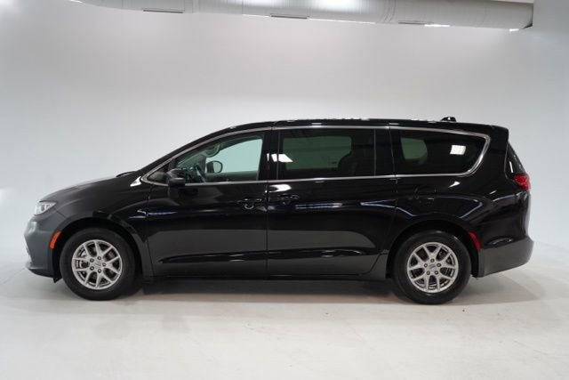 Used 2024 Chrysler Pacifica Touring-L image 4