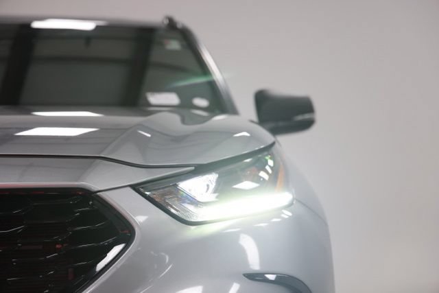 Used 2024 Toyota Highlander XSE FWD image 3