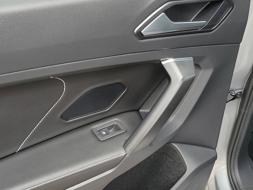 Used 2023 Volkswagen Tiguan SE w/ Panoramic Sunroof Package FWD image 10