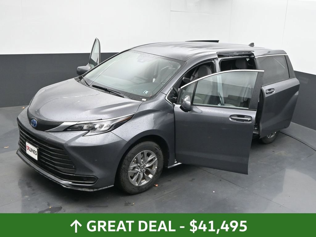 Used 2025 Toyota Sienna LE image 61