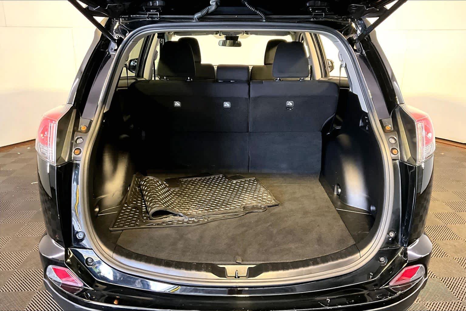 Used 2018 Toyota RAV4 XLE AWD/4WD image 35
