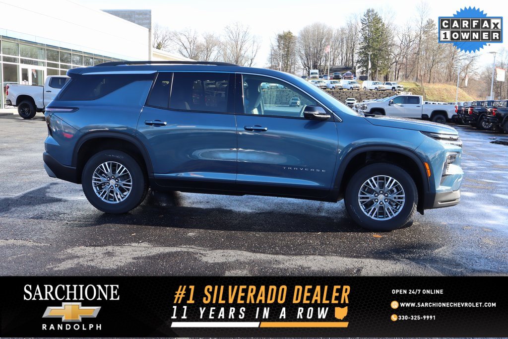Used 2025 Chevrolet Traverse LT w/ Driver Confidence Package image 1